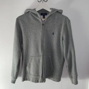 Ralph Lauren zip - Knappt använd Ralph Lauren zip grå i storlek 160cm.