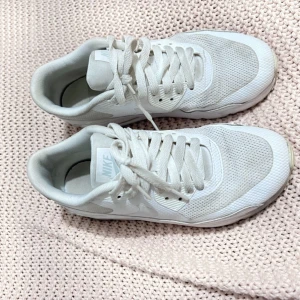 Nike air Max 90  - Nike Air Max 869950-001 White, storlek EUR 37,5 och UK 4,5 i använt skick. Klassisk Air Max-modell med bekväm sula, perfekt för både vardag och träning. Passar utmärkt till streetwear eller casual outfits. Vita sneakers, sportskor, streetwear, träni