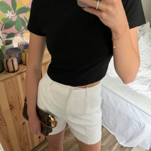 Vita shorts från zara - Oanvända shorts från zara. Midwaist modell💗 