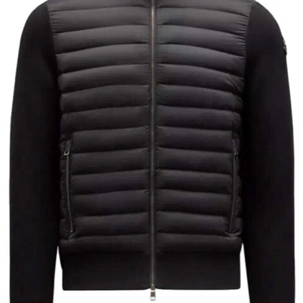 Säljer Moncler cardigan jacka   Ny pris 13000kr  Säljs för 7000. Jackor.