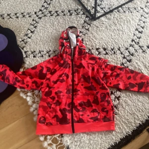 Bape hoodie - Säljer en helt ny bape hoodie, den har en liten defekt på baksidan som du kan se på bild 3 (det är en replika).