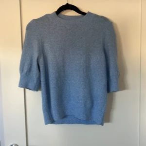 Stickad trekvartsärmad tröja - Jättefin trekvartsärmad tröja från vero Moda bara använd ett fåtal gånger och i jättefint skick. Säljer då den inte kommer till användning 