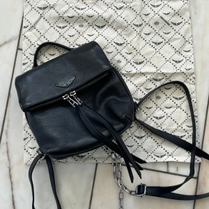 Ryggsäck från Zadig et Voltaire  - Unik ryggsäck från Zadig som inte säljs längre! Köptes för 385$ för fyra år sedan i USA. Har inget kvitto men har prislappen kvar. Supersöt och mycket bra skick💕
