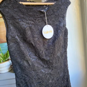 Spetsklänning - 87 cm från halslinning till kjolslut. Oanvänd.