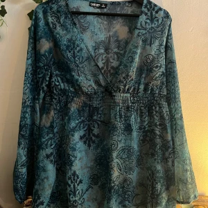 Blå blus - Unik genomskinlig blus, blå med jätte fint tryck! 💙🩵