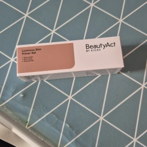 OÖPPNAD PRIMER - En primer jag fått i min kicks kalender som jag nu säljer för att jag inte sminkar mig med primer! Kostar över 200 kr men jag säljer för 70! Inte öppnad! Man får med förpackningen när man köper!