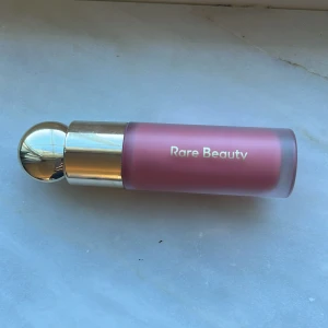 Rare Beauty blush - Jag säljer min rare beauty blush då jag inte använder den. Den är i färgen Happy och är endast testad en gång🩷