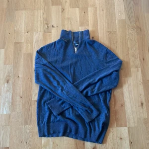 Half zip - Tja säljer denna stickade Half zipen frk jack n jones  9/10 skick, använd men inga defekter på tröjan Xs, skulle passa 178-180 Bara att höra av dig vid frågor 