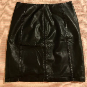 Leather skirt  - Basic liten läder kjol, lite så lång men inte heller kort, perfekt nu inför hösten 🖤