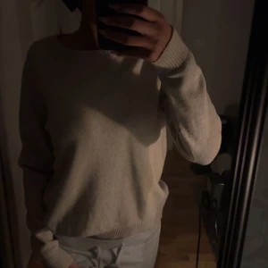 stickad tröja ifrån Vila  - Säljer nu min beigea stickad tröja då den inte är till användning längre. jätte mysig och skön och sitter perfekt! Perfekt till hösten och vintern! Storlek M men passar mig som oftast har S/Xs i tröjor. säljs för 100kr. köparen står för frakten! 