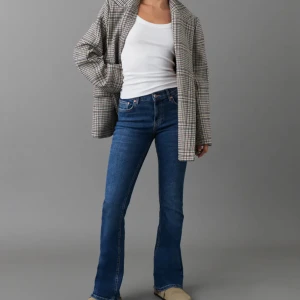 Gina jeans - Jeans ifrån Gina i modellen low waist bootcut, midnight blue. Storlek 42. Nypris 499 kr