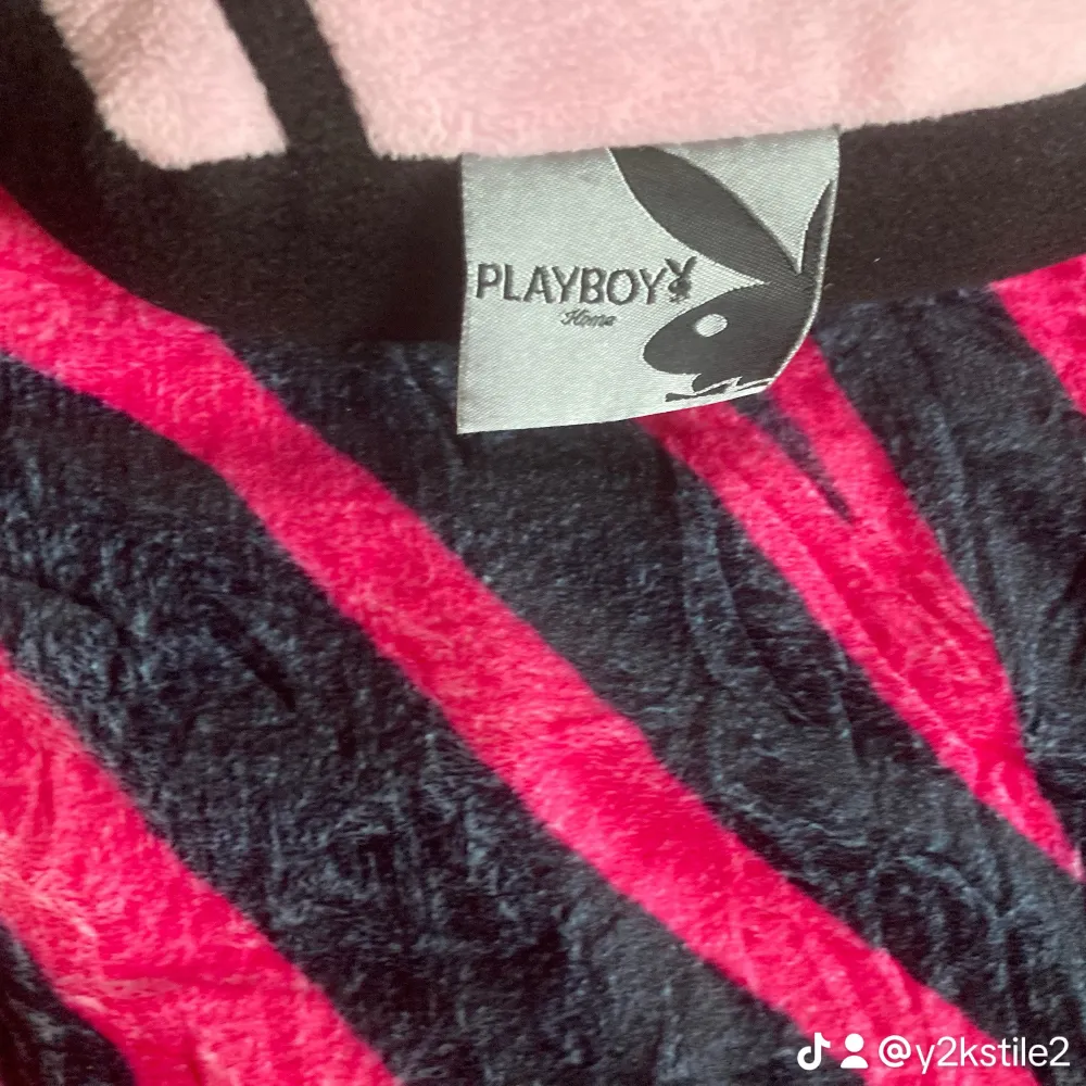 Supergullig kudde  från Playboy med svarta detaljer. Perfekt för att liva upp ditt rum. Kontakta gärna för mer info eller bilder💋BUDA ÖVER 300kr HÄLST🥰🥰❤️. Accessoarer.