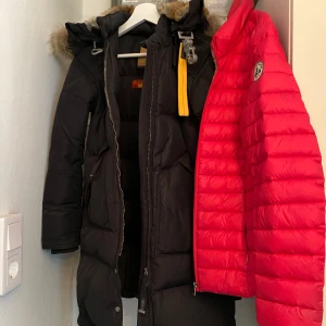 Svart dunjacka från Parajumpers - Säljer en svart dunjacka från Parajumpers (longbear modellen) i storlek xs. Passar även en s. Köpt på Ferner Jacobsen i Oslo, nypris är 10.000 kr. Den ser oanvänd ut, samt inget slitage pga sparsam användning. Pris kan diskuteras vid snabb affär.