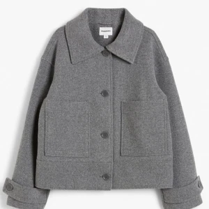 Grå höst kappa - Säljer denna kappa från kaphaal i fin skick. Använd en säsong har några difäkter skriv för fler bilder 💋