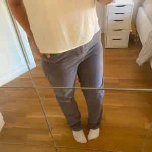 Gråa chinos från rochas paris💞 - Gråa chinos från rochas paris i strlk 46 men skulle ej påstå att de passar 46 utan mer 40/42💞beroende på vilken passform man söker, bra skick