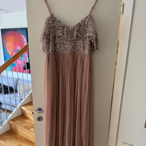 klänning - Klänning från Maya deluxe strl M. Mycket bra skick. Perfekt till Fest, bröllop och bal. 