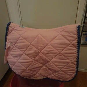 Två schabrak  - Ett rosa med blå kant och ett svart med röd kant i fint skick!