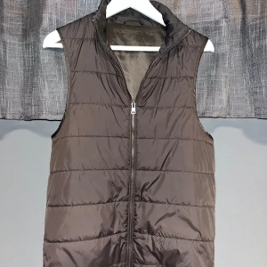 Bruun & Stengade väst - Fet och unik väst nu till hösten, passar storlek S! Inte använd mycket alls! Kan även köpas i bundle med rocken till den!!