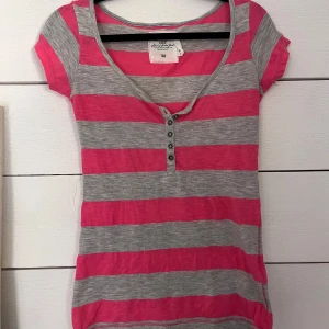 Randig t shirt  - Randig söt t shirt med knappar