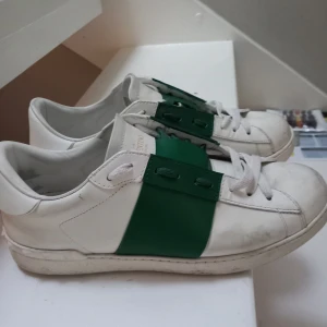 Feta valentio opens - Feta valentino opens. | skick: 9/10 lite smutsiga men det mesta går bort med vatten. Alla nitar kvar, har låda, dustbag och extra snören. Mitt pris: 2200 kr | nypris: 7000 kr | pris kan diskuteras