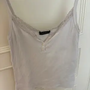 Vit Brandy Melville topp, den har en deo fläck men den syns knappt som man kan se på bilderna men annars så är den i jättebra skick!💗