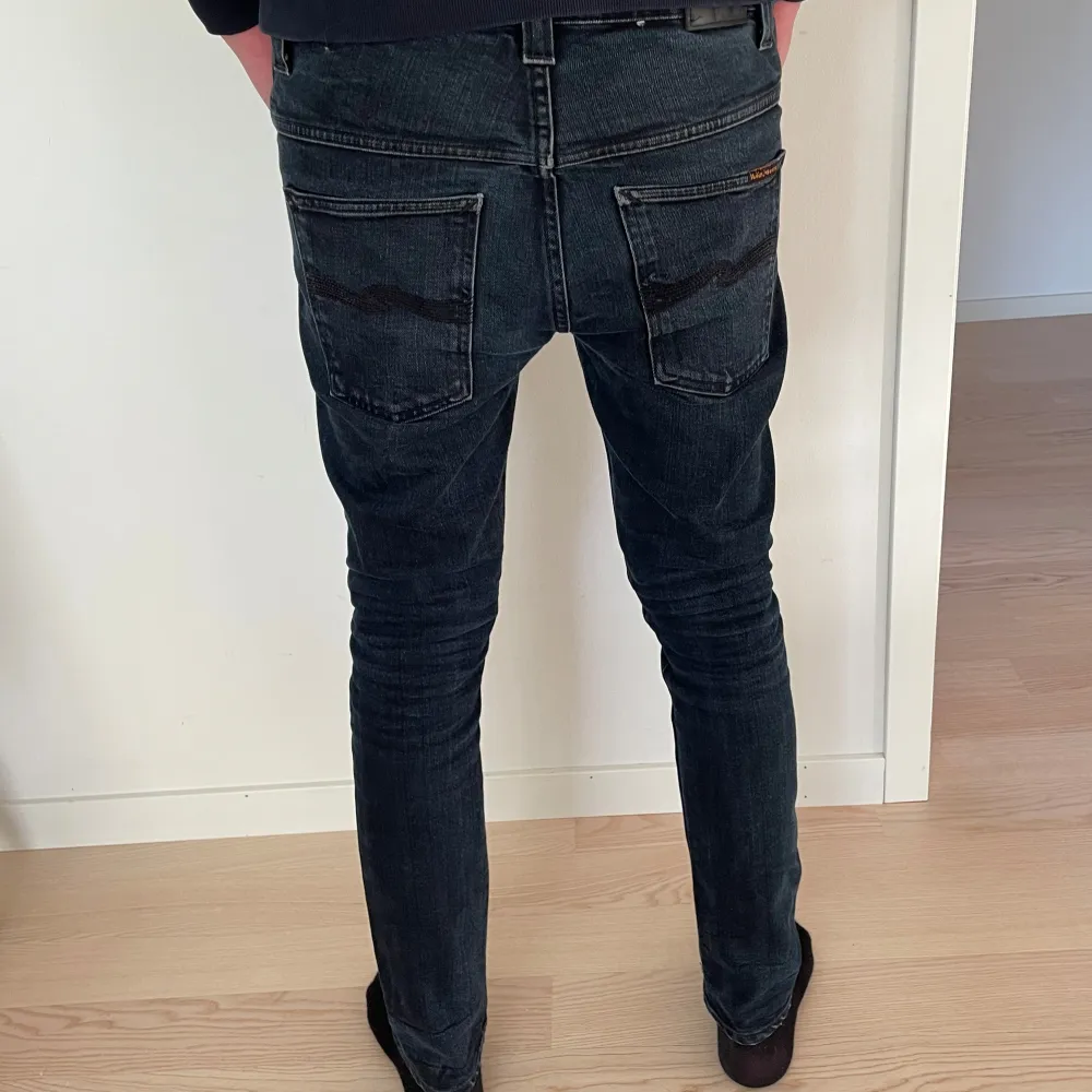 ✨Säljer nu mina nudie jeans i ny skick! Storlek 31/32, modellen på bilden är 183cm. Färgen är mörkblå. Byxorna kan vara lite mindre än vad lappen säger men utgå från bilderna på modellen för att avgöra om dom passar. Hör av er vid frågor!✨🔥. Jeans & Byxor.