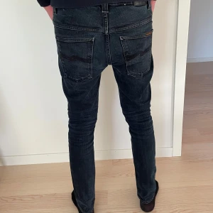 Nudie jeans - ✨Säljer nu mina nudie jeans i ny skick! Storlek 31/32, modellen på bilden är 183cm. Färgen är mörkblå. Byxorna kan vara lite mindre än vad lappen säger men utgå från bilderna på modellen för att avgöra om dom passar. Hör av er vid frågor!✨🔥