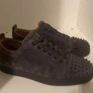 Christian Louboutin Louis Junior Storlek:45 - Ett par Louboutins som inte har använts mycket, storlek 45, ett till par snören medföljer samt dustbags. Kvitto finns samt originella lådan.
