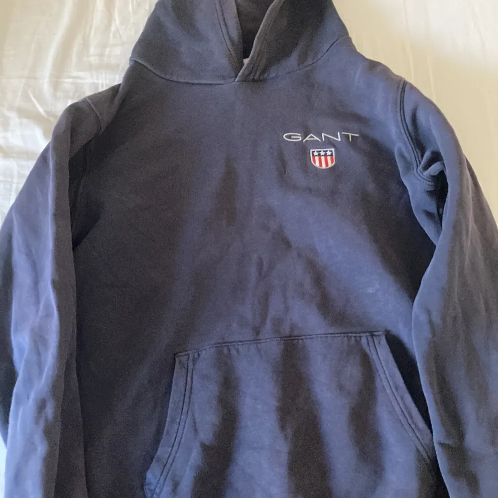 Det är en gant hoodie för 200 kr 156-165 cm lång bra skick. Hoodies.