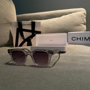 Grå solglasögon från CHIMI - Hej 👋 Säljer ett par snygga grå solglasögon från CHIMI 🕶️| Model 04 grey| skick-10/10 Kommer med originalförpackning och ett fodral🙌Använda ett fåtal gånger. Hör av er vid frågor och funderingar. Mvh/filip 🧑‍💼🙂