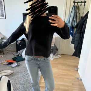 Svart tröja - Super fin svart tröja med boatneck som gör den speciell💞