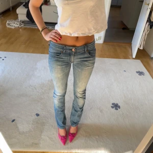 Supersnygga lågmidjade jeans! - Säljer dessa såå snygga Armani jeans, ett av mina gamla favo par😫Jätte sköna då tyget är tunnt och stretchigt, älskar även passformen på dessa! Midjemått rakt över: 40cm Innerbenslängd: 82cm