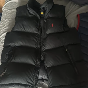 Polo Ralph roen vest - Säljer nu vesten för att behöver pengar och använder inte vest längre köpt från kids brandstorm förra vintern Mvh Albin 