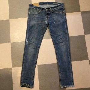 Dondup george - Säljer mina dondups i den eftertraktade modellen george, storleken är 32 och passar bäst för dig som är mellan 175-185, jeansen har en lagning i skrevet men inget man tänker på så mycket, jeansen har även andra slitningar som inte märks så värst, fråga om fu vill ha bilder osv! Mvh johan!