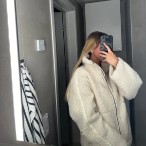 Teddy jacka - Säljer den virala teddy jackan från H&M som är helt slutsåld på hemsidan i vit/ljusbeige, strl S. Prislapp kvar då den endast är provad en gång. Perfekt nu till hösten o vintern🍁