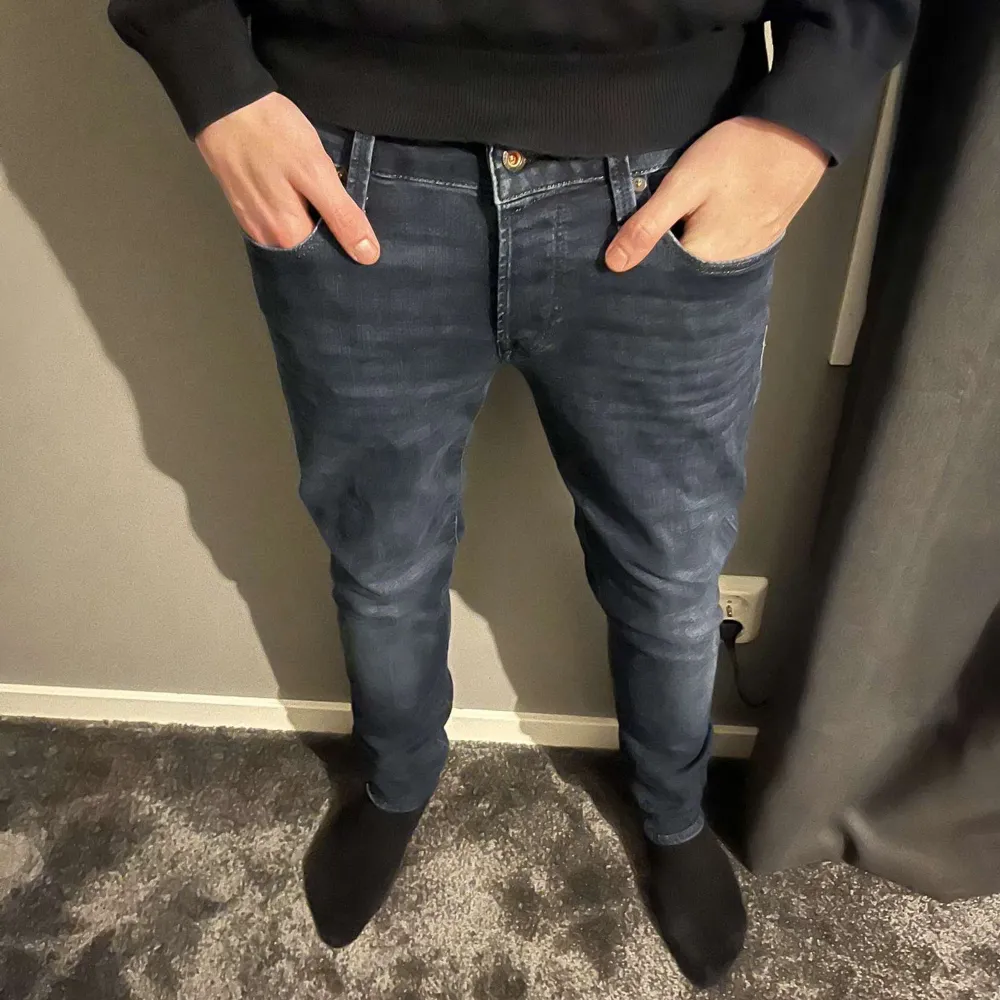 Säljer ett par tvär feta Jack&Jones jeans. Riktigt bra skick och inga skador. Hör av er om ni har frågor 😁31/32  Lägnd på modellen: 188cm. Jeans & Byxor.