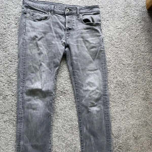 G-star raw jeans  - Nice G-star jeans. Sköna och i väldigt bra skick inga synliga defekter jag vet om. Skriv gärna vid fler frågor 