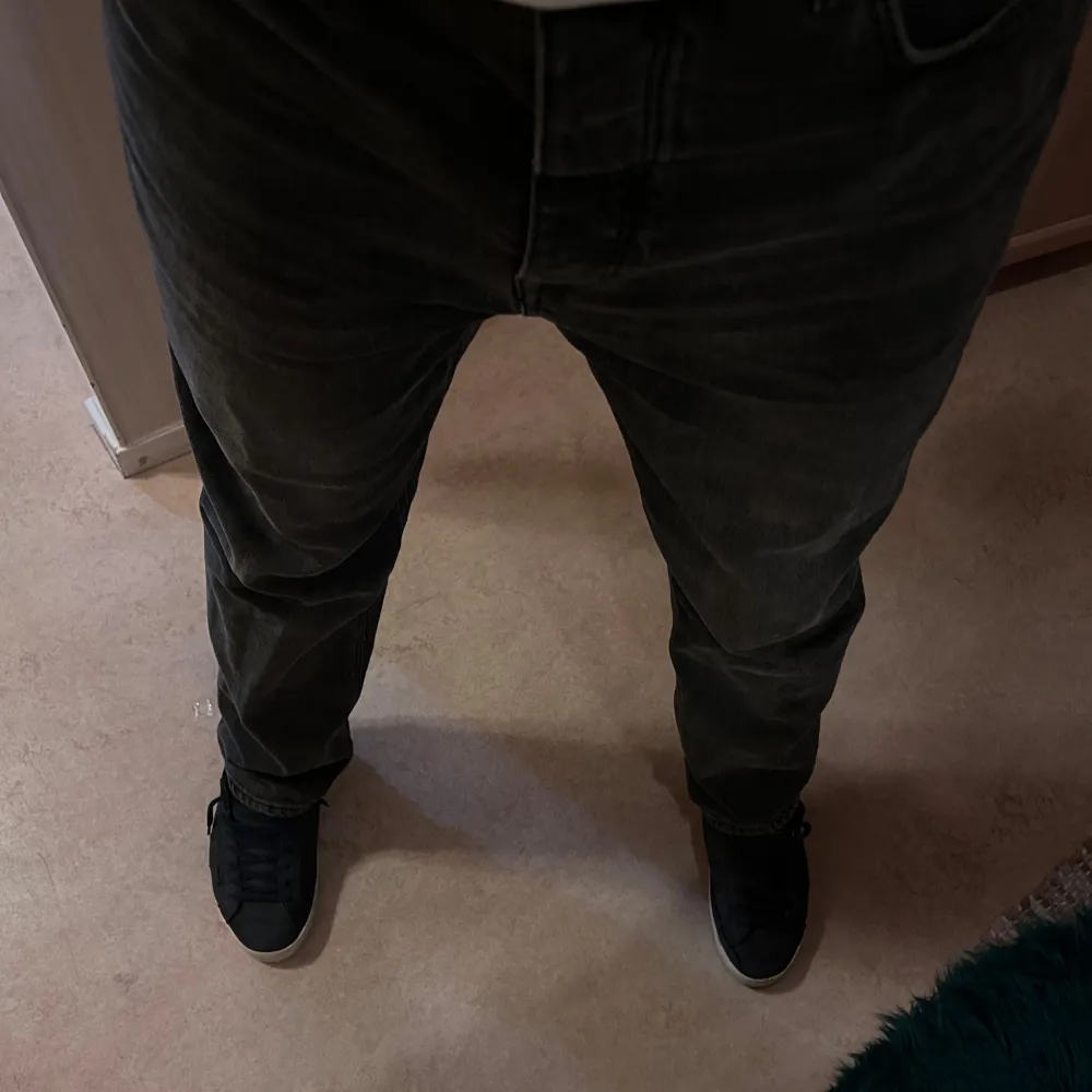 Hej! Säljer mina gråa jeans det är samma som jag har på mig i alla bilder dem passar verkligen till allt och passar perfekt jag är 185CM och väger 80 kg och den sitter perfekt på mig. Skick 8/10. Dem är köpta från Asos för 499kr . Jeans & Byxor.