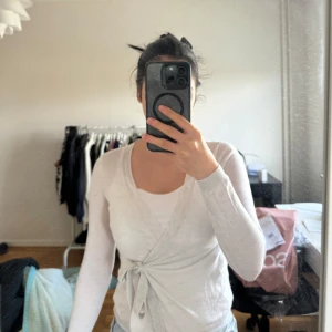 Fin blus  - Jättefin söt vit/grå blus från gina, säljer då den blivit för liten:(