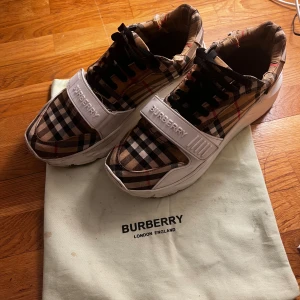 Burrberry skor storlek 42 - Helt okej skick , små skador 