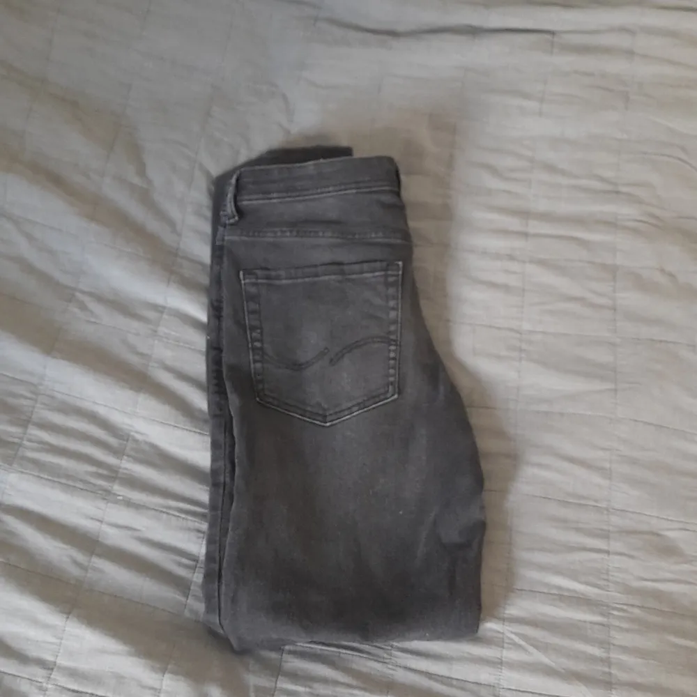 Jeansen är knappt använd då är i väldigt bra skick. Det är modellen slim fit och är storlek 170, 15 år. Dem är riktigt schysta till hösten. . Jeans & Byxor.