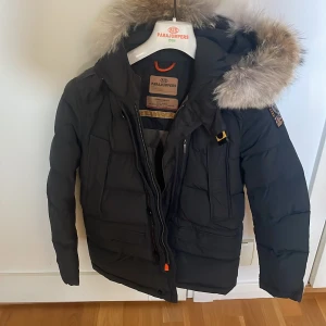 Parajumpers high fill power - Parajumpers vinterjacka storlek Young small. Mycket fint skick utan skador. Avtagbar luva.
