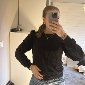 Tröja  - Svart tröja med puffärm 