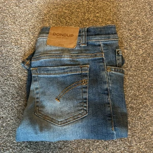 Dondup byxor - Tjena säljer mina dondup byxor för bra pris. Riktigt fet plagg inför hösten. Skriva gärna om du vill ha fler bilder på byxorna. Pris kan diskuteras🍾🔥