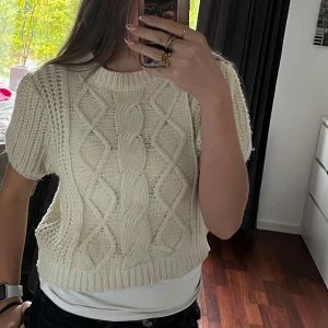  stickad tröja - Suuper söt stickad tröja perfekt nu till hösten!!