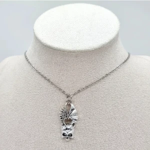 Handgjort halsband - Material-kedja-rostfritt stål. Nickel fri. Längd: 22cm. Hängsmycke-zinklegeringar-3, 5cm 