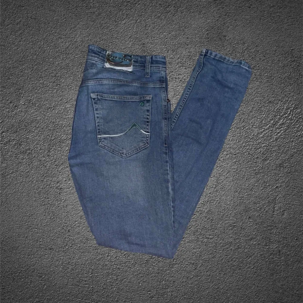 Jacob Cohën jeans | Grymt skick | modell 688 | w31 | nypris ca 5000kr | defekt på patchen (sista bilden) | fraktar spårbart via postnord på köparens bekostnad | hör av dig vid intresse!. Jeans & Byxor.