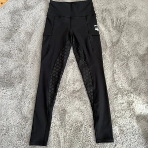Svarta leggings från Maya Delorez - Säljer dessa då de inte kommer till användning, Endast testade, ej ridna 