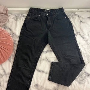 Mom jeans  - Ett par snygga mom jeans ifrån new yorker, byxorna är i väldigt fint skick, dem är använda ett par gånger men det är inget man märker. 