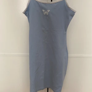 Blå miniklänning  - Blå miniklänning från H&M. Endast använd ett fåtal gånger och säljs därför. Pris går att diskutera.